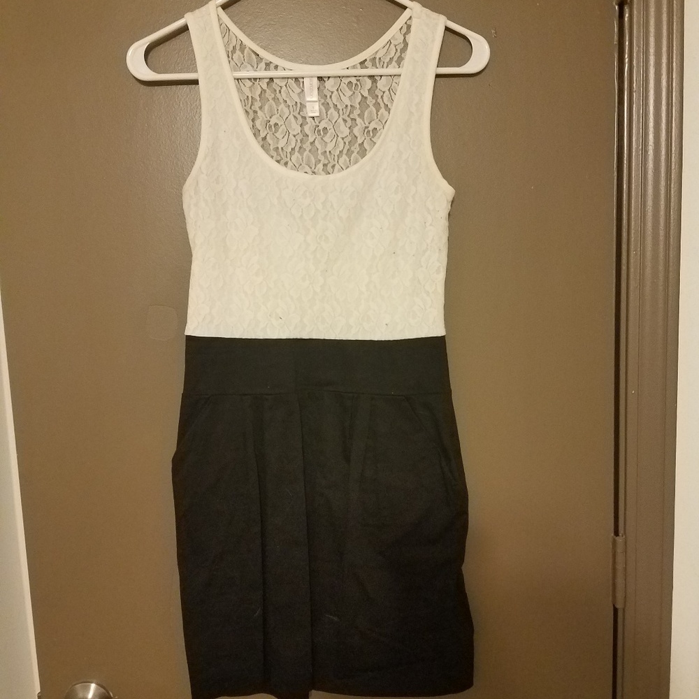 Black/white dress with pockets!